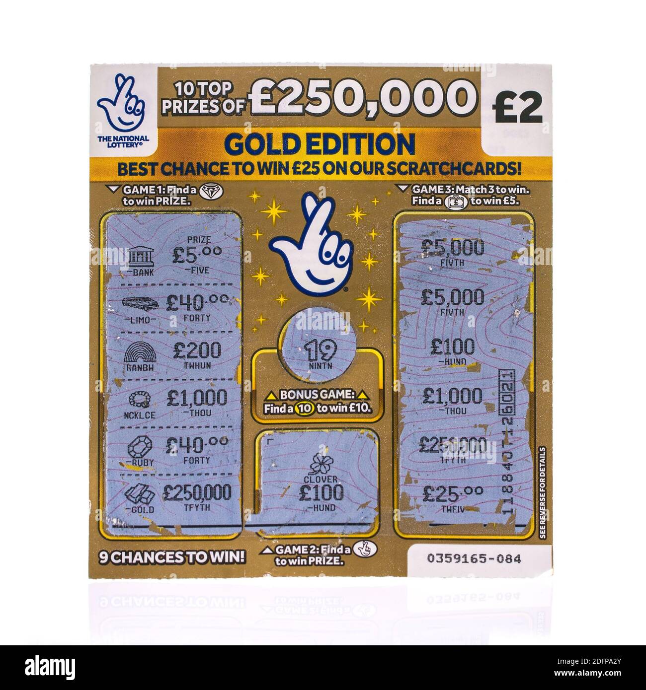 SWINDON, Royaume-Uni - 5 DÉCEMBRE 2020: Une loterie nationale d'occasion £250,000 Gold Edition scratchcard sur fond blanc Banque D'Images