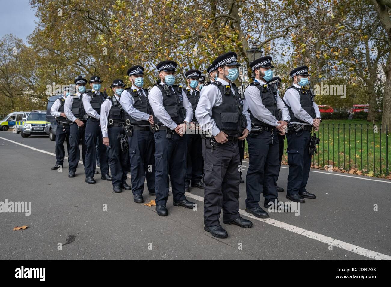 A rencontré la police en attente alors que les supporters de Tommy Robinson se rassemblent dans Speakers’ Corner à Hyde Park sous la supervision de la police. Londres, Royaume-Uni. Banque D'Images