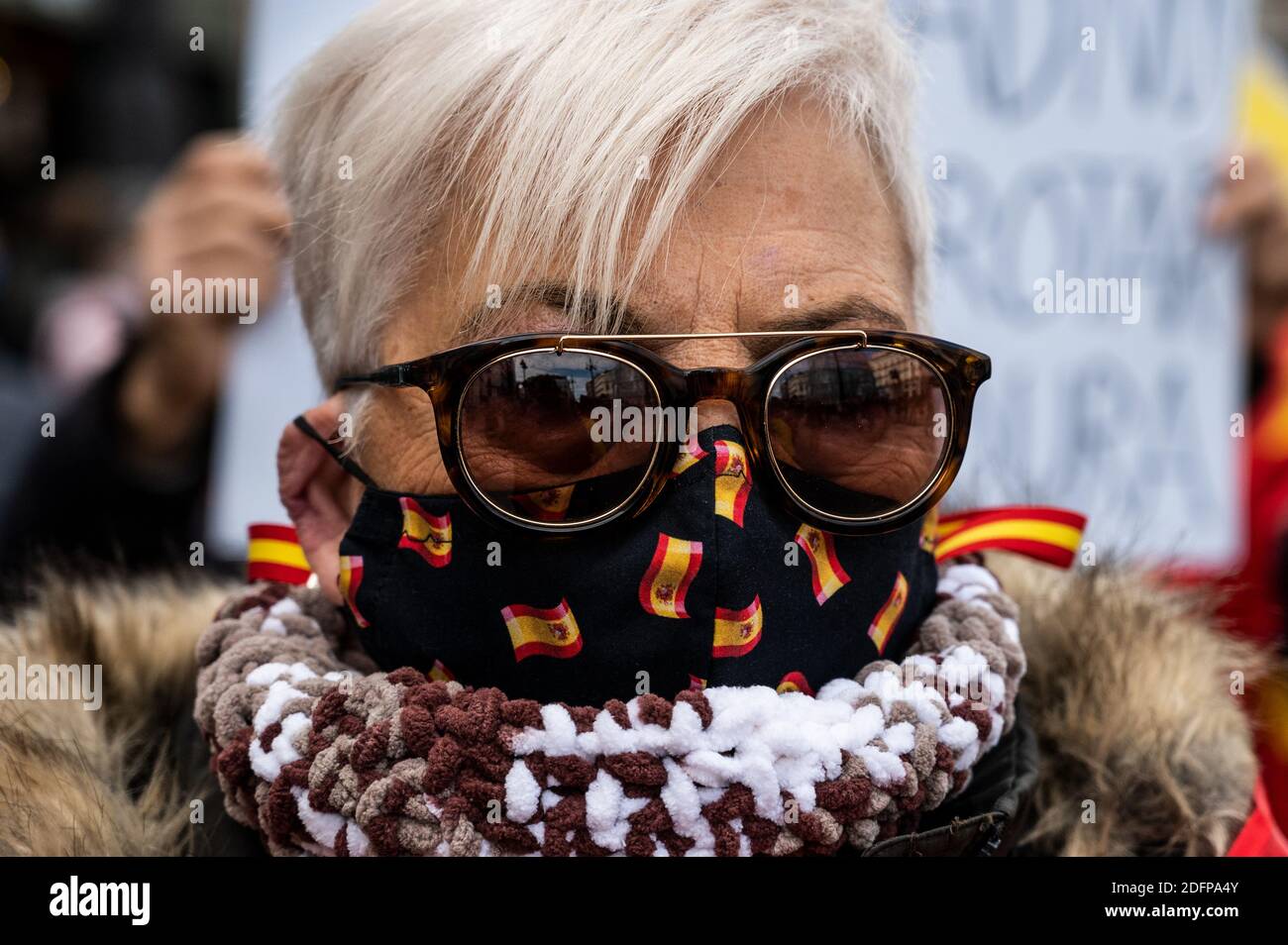 Madrid, Espagne. 06e décembre 2020. Une femme portant un masque facial avec des drapeaux espagnols lors d'une manifestation qui s'est manifestée au Congrès des députés pour protester contre le Gouvernement et exigeant la démission du Président Pedro Sanchez coïncidant avec l'acte central le jour de la célébration de la Constitution espagnole qui est célébrée en Le Congrès des députés. Credit: Marcos del Mazo/Alay Live News Banque D'Images