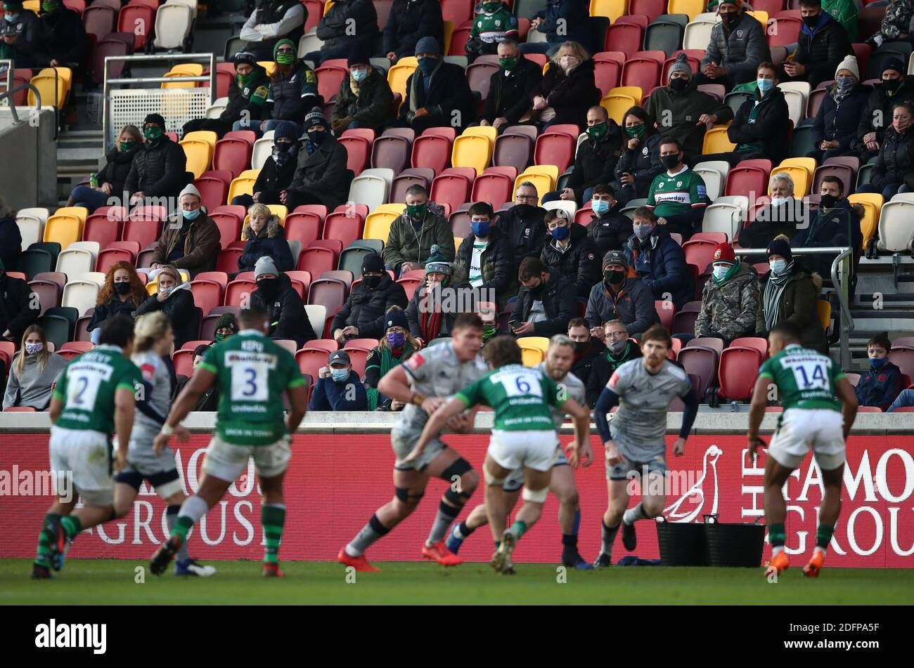 Les fans regardent l'action depuis les stands lors du match Gallagher Premiership au Brentford Community Stadium, Londres. Banque D'Images