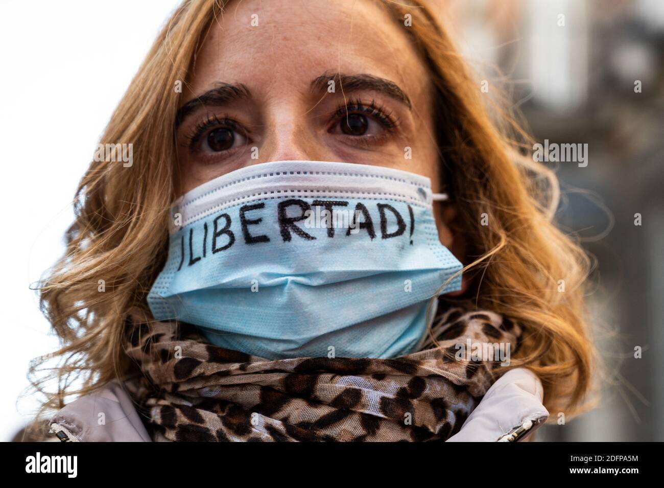 Madrid, Espagne. 06e décembre 2020. Une femme portant un masque facial avec le mot «liberté» lors d'une manifestation qui s'est tenue au Congrès des députés pour protester contre le Gouvernement et exigeant la démission du Président Pedro Sanchez coïncidant avec l'acte central le jour de la célébration de la Constitution espagnole qui est célébrée Au sein du Congrès des députés. Credit: Marcos del Mazo/Alay Live News Banque D'Images