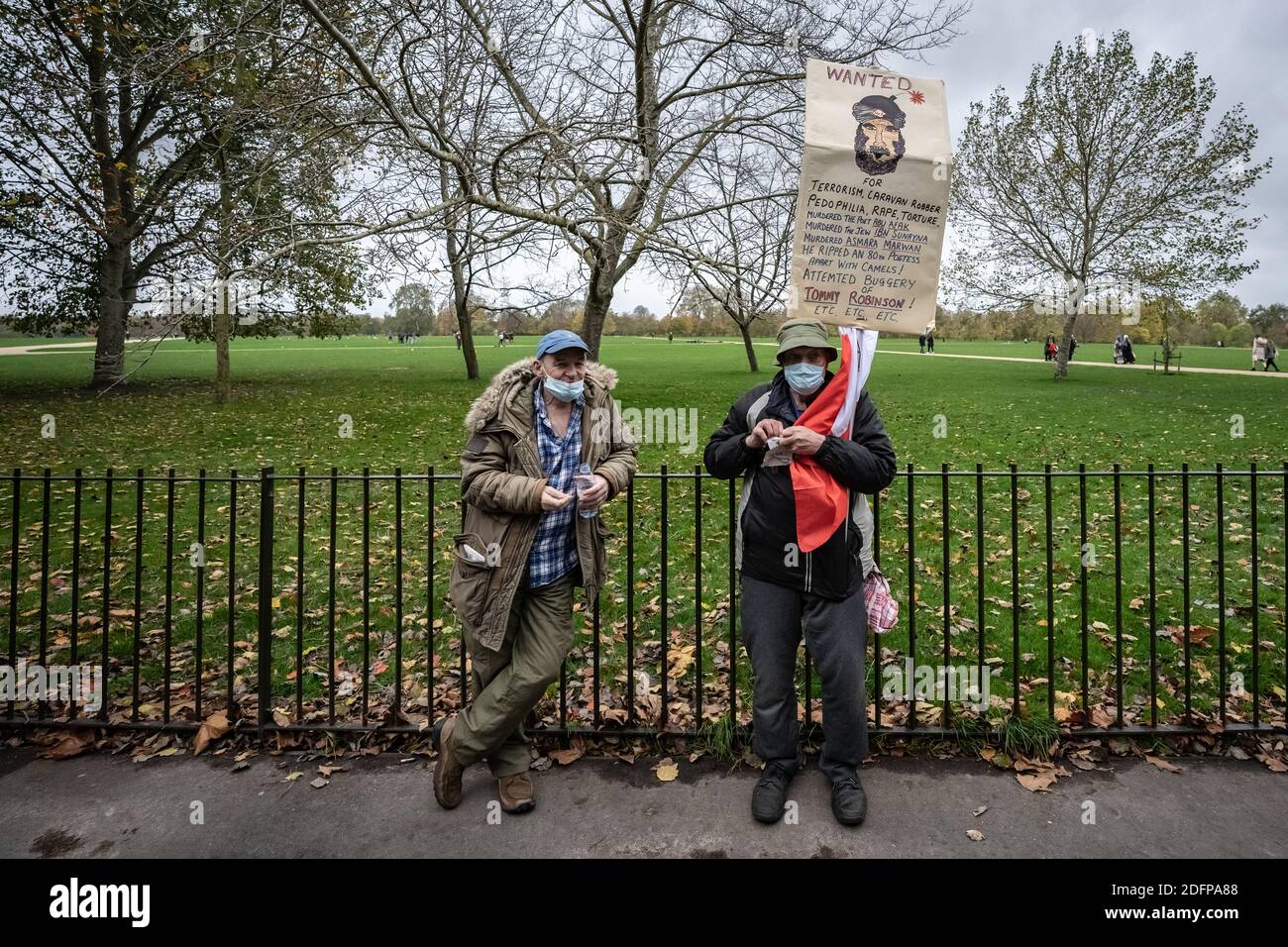 Les partisans de Tommy Robinson rassemblent le Speakers’ Corner à Hyde Park sous la supervision de la police. Londres, Royaume-Uni. Banque D'Images