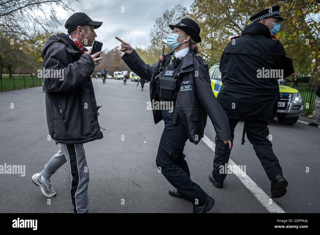 Les partisans de Tommy Robinson rassemblent le Speakers’ Corner à Hyde Park sous la supervision de la police. Londres, Royaume-Uni. Banque D'Images
