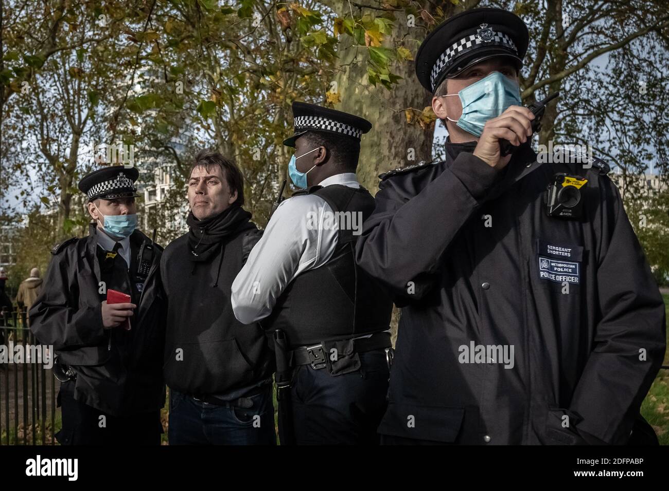 Des partisans de Tommy Robinson ont arrêté Speakers’ Corner à Hyde Park sous la surveillance de la police. Londres, Royaume-Uni. Banque D'Images
