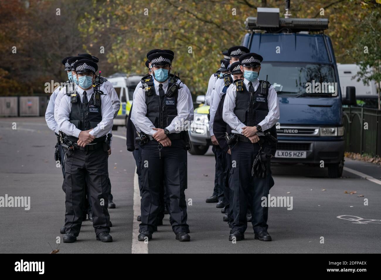 A rencontré la police en attente alors que les supporters de Tommy Robinson se rassemblent dans Speakers’ Corner à Hyde Park sous la supervision de la police. Londres, Royaume-Uni. Banque D'Images