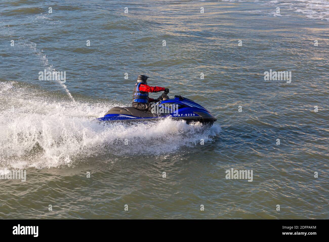 Bournemouth, Dorset, Royaume-Uni. 6 décembre 2020. Météo au Royaume-Uni : jet ski sur une journée froide mais ensoleillée à la plage de Bournemouth. Jet ski jet ski jet ski jet ski jet ski jet ski jet ski jet ski jet ski jet ski jet ski jet ski jet ski jet ski. Crédit : Carolyn Jenkins/Alay Live News Banque D'Images