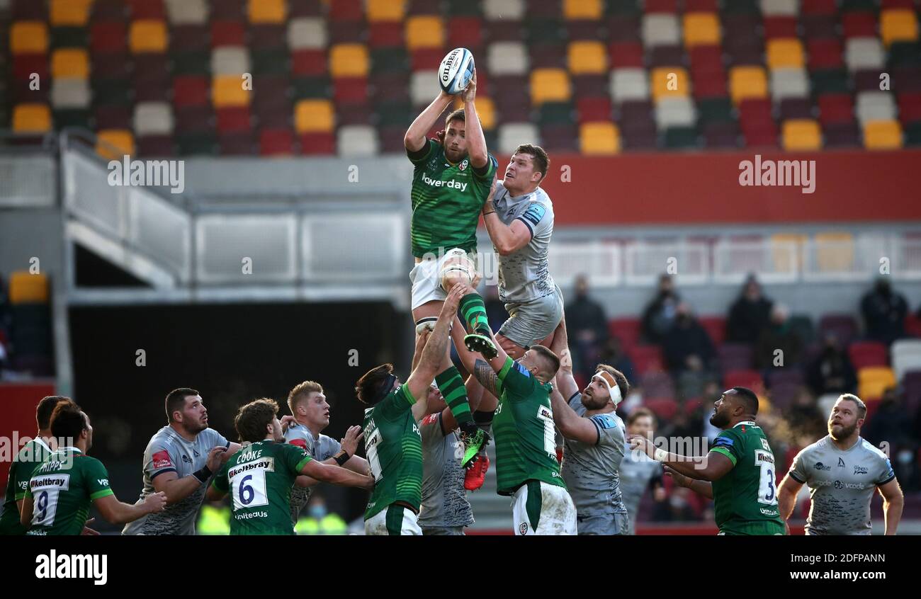 George Nott, de London Irish, remporte une file d'attente lors du match Gallagher Premiership au Brentford Community Stadium, Londres. Banque D'Images