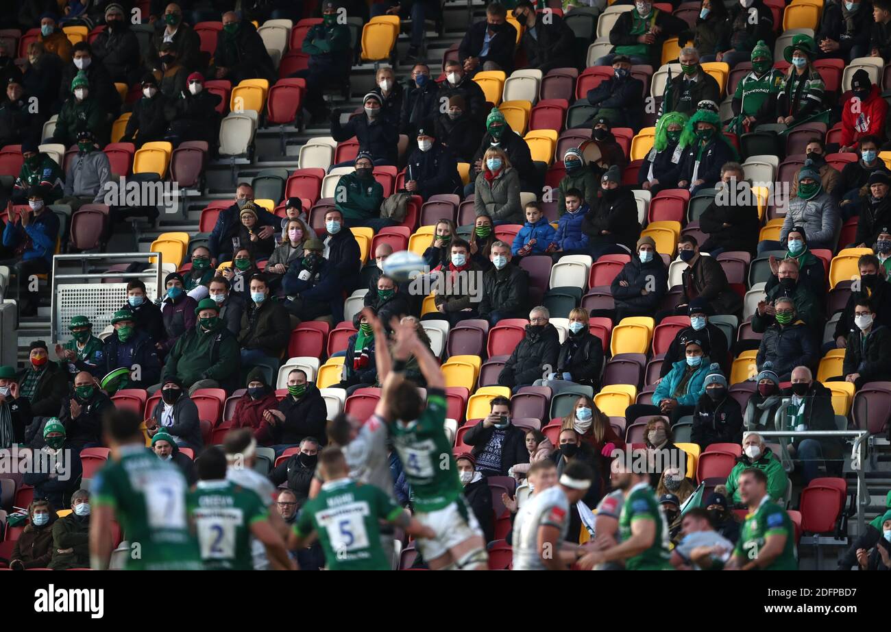 Les fans des stands regardent l'action pendant le match Gallagher Premiership au Brentford Community Stadium, Londres. Banque D'Images