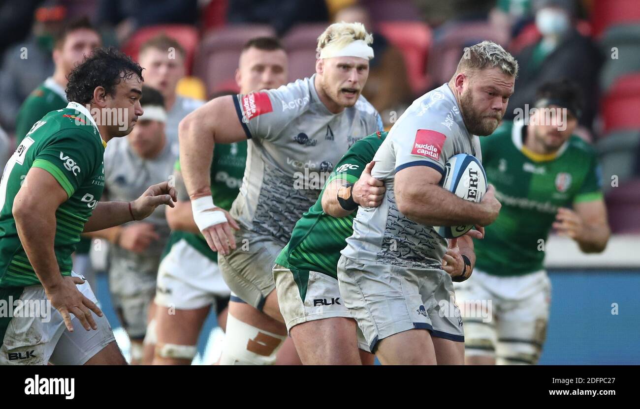 Sale Sharks's Akker van der Merwe essaie de se briser pendant le match de la première division de Gallagher au Brentford Community Stadium, Londres. Banque D'Images