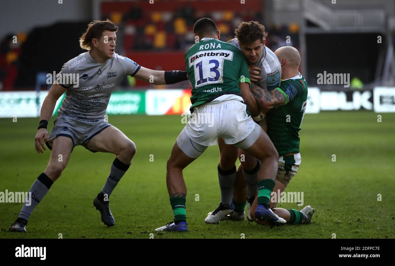 Solde le Rohan Janse van Rensburg de Sharks ne parvient pas à dépasser le Curtis Rona de Londres Irish lors du match Gallagher Premiership au Brentford Community Stadium, Londres. Banque D'Images