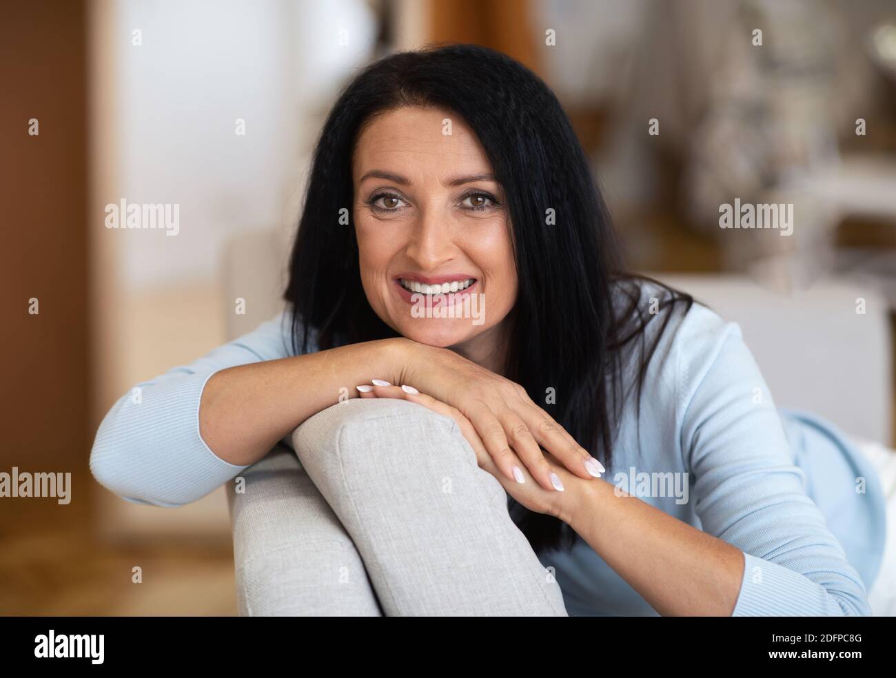Gros plan portrait d'une charmante femme brunette d'âge moyen souriant Banque D'Images