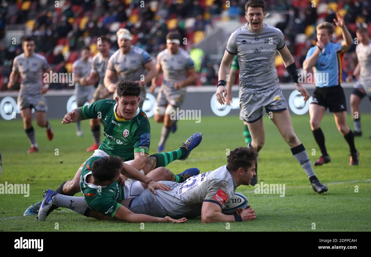 Solde Shaks Rohan Janse van Rensburg plonge pour marquer son premier essai lors du match Gallagher Premiership au Brentford Community Stadium, Londres. Banque D'Images