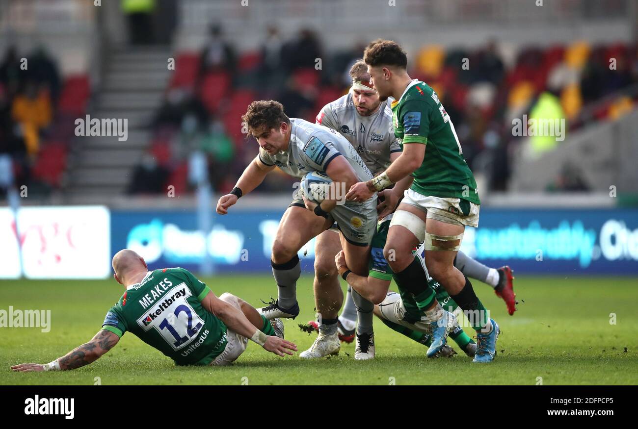 Sale Sharks's Rohan Janse van Rensburg (deuxième à gauche) tente de passer devant Ollie Hassell-Collins de Londres durant le match Gallagher Premiership au Brentford Community Stadium, Londres. Banque D'Images