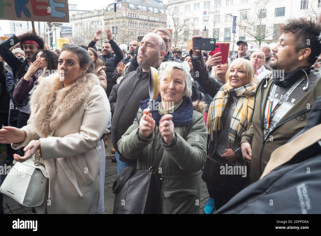 Manchester, Angleterre, Royaume-Uni. 6 décembre 2020. Femme âgée lors d'un rassemblement anti-verrouillage dans les jardins Piccadilly de Manchester. Crédit : Callum Fraser/Alay Live News Banque D'Images