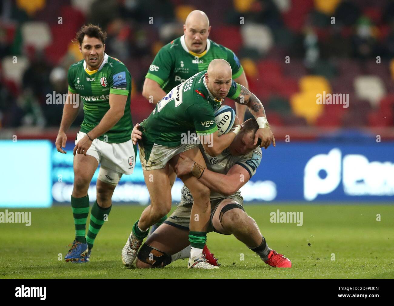 Bill Meakes, de Londres, est abordé par le cobus Wiese de sale Sharks lors du match Gallagher Premiership au Brentford Community Stadium, à Londres. Banque D'Images