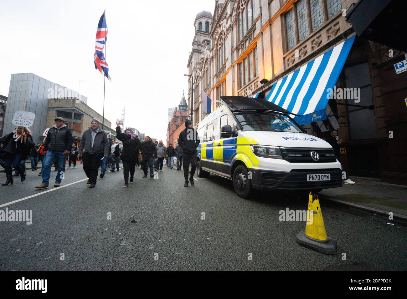 Manchester, Angleterre, Royaume-Uni. 6 décembre 2020. Une fourgonnette de police garée est passée par un groupe de manifestants anti-verrouillage dans le centre-ville de Manchester. Crédit : Callum Fraser/Alay Live News Banque D'Images