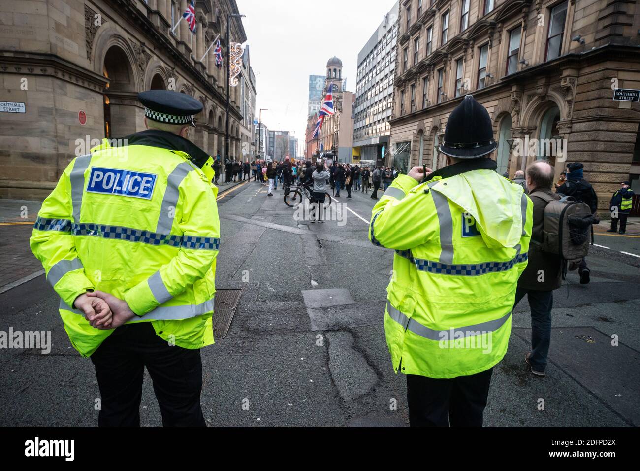 Manchester, Angleterre, Royaume-Uni. 6 décembre 2020. La police regarde comme un groupe de manifestants anti-verrouillage s'approche. Crédit : Callum Fraser/Alay Live News Banque D'Images
