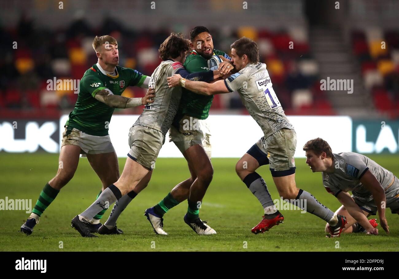 Curtis Rona (au centre) de Londres Irish est affronté lors du match Gallagher Premiership au Brentford Community Stadium, Londres. Banque D'Images