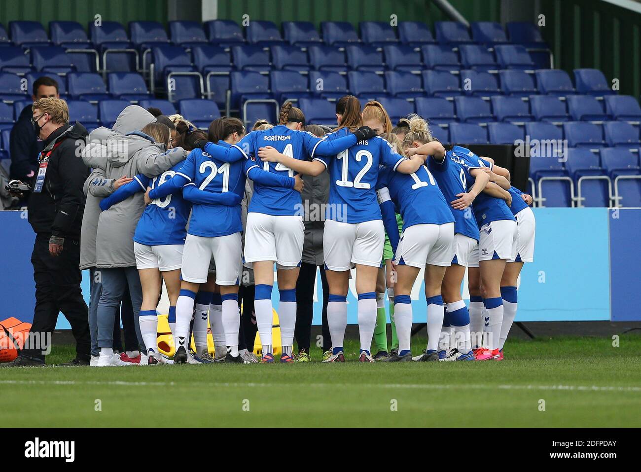 Les joueurs d'Everton ont un tapis d'équipe avant le début du match. Barclays Women’s super League match, Everton Women contre Manchester City Women au Walton Hall Park à Liverpool le dimanche 6 décembre 2020. Cette image ne peut être utilisée qu’à des fins éditoriales. Utilisation éditoriale uniquement, licence requise pour une utilisation commerciale. Aucune utilisation dans les Paris, les jeux ou les publications d'un seul club/ligue/joueur.pic par Chris Stading/Andrew Orchard sports photographie/Alay Live News Banque D'Images