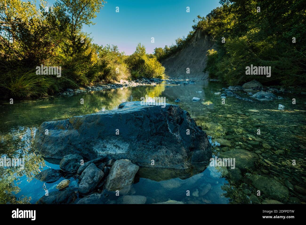 Formations rocheuses le long du ruisseau Trossa, affluent de la rivière Cecina dans la fraction de Libbiano de la municipalité de Pomarance avec seulement 17 habitants, Banque D'Images
