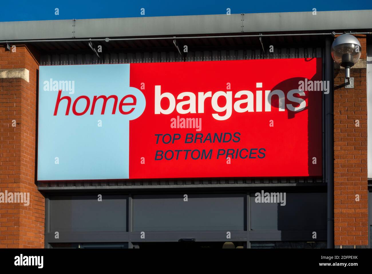Home Bargains magasin logo signe , Trowbridge, Wiltshire, Angleterre, Royaume-Uni Banque D'Images