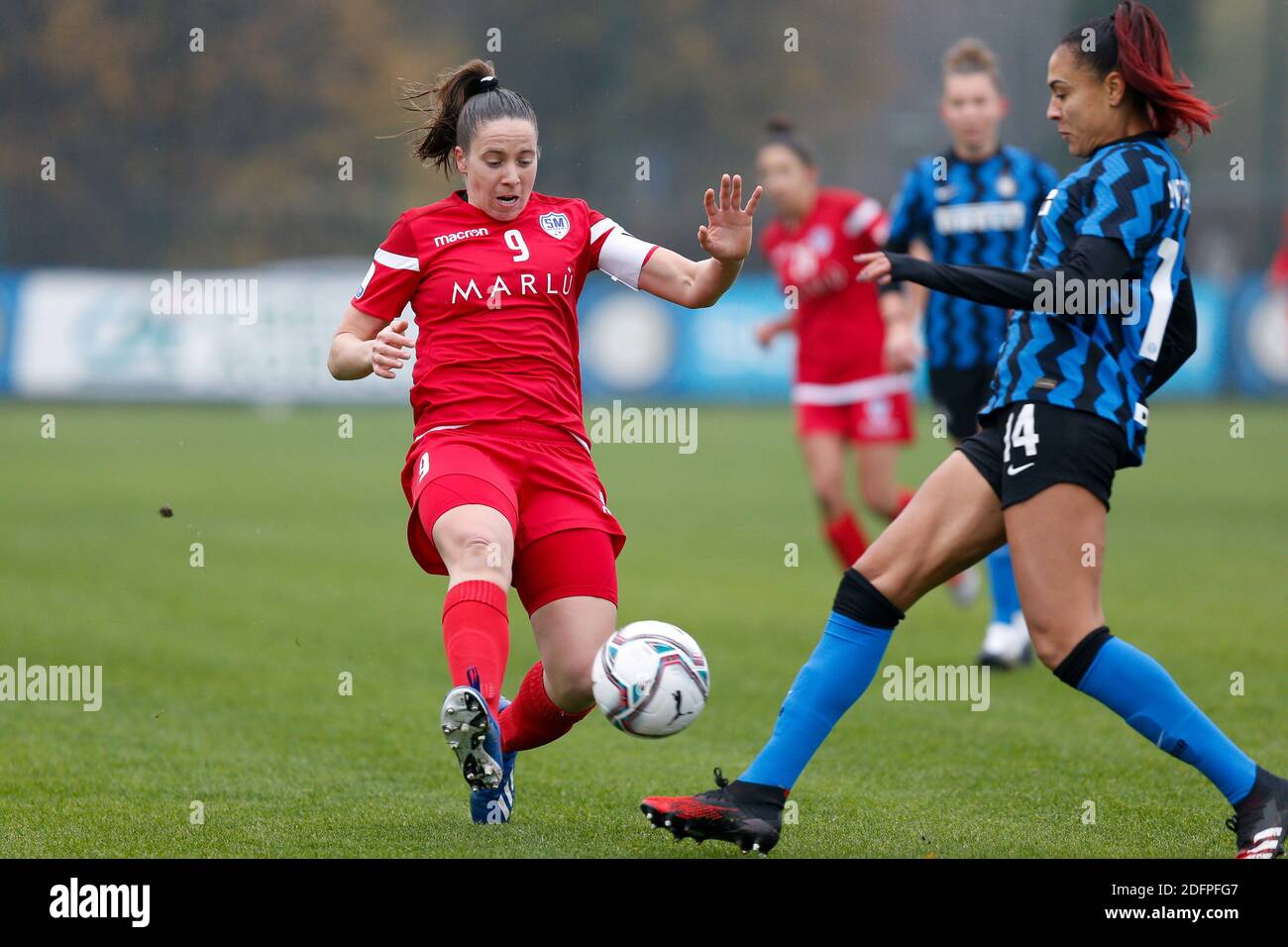 Stade Felice Chinetti Milan Italie 06 Decembre Yesica Menin Academie De Saint Marin Et Kathellen Sousa Feitoza Fc Internazionale Contraste Pendant Le Fc Internazionale Vs San Marino Academy Football Italien Serie A