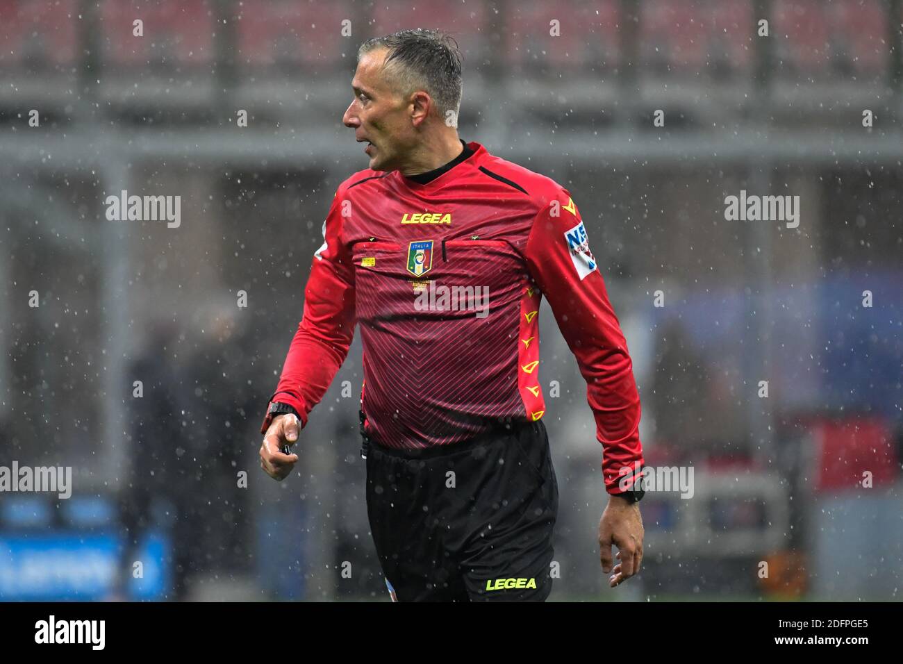 Milan, Italie. 05e décembre 2020. L'arbitre Paolo Valeri vu en action pendant la série UN match entre l'Inter Milan et Bologne à San Siro à Milan. (Crédit photo : Gonzales photo/Alamy Live News Banque D'Images