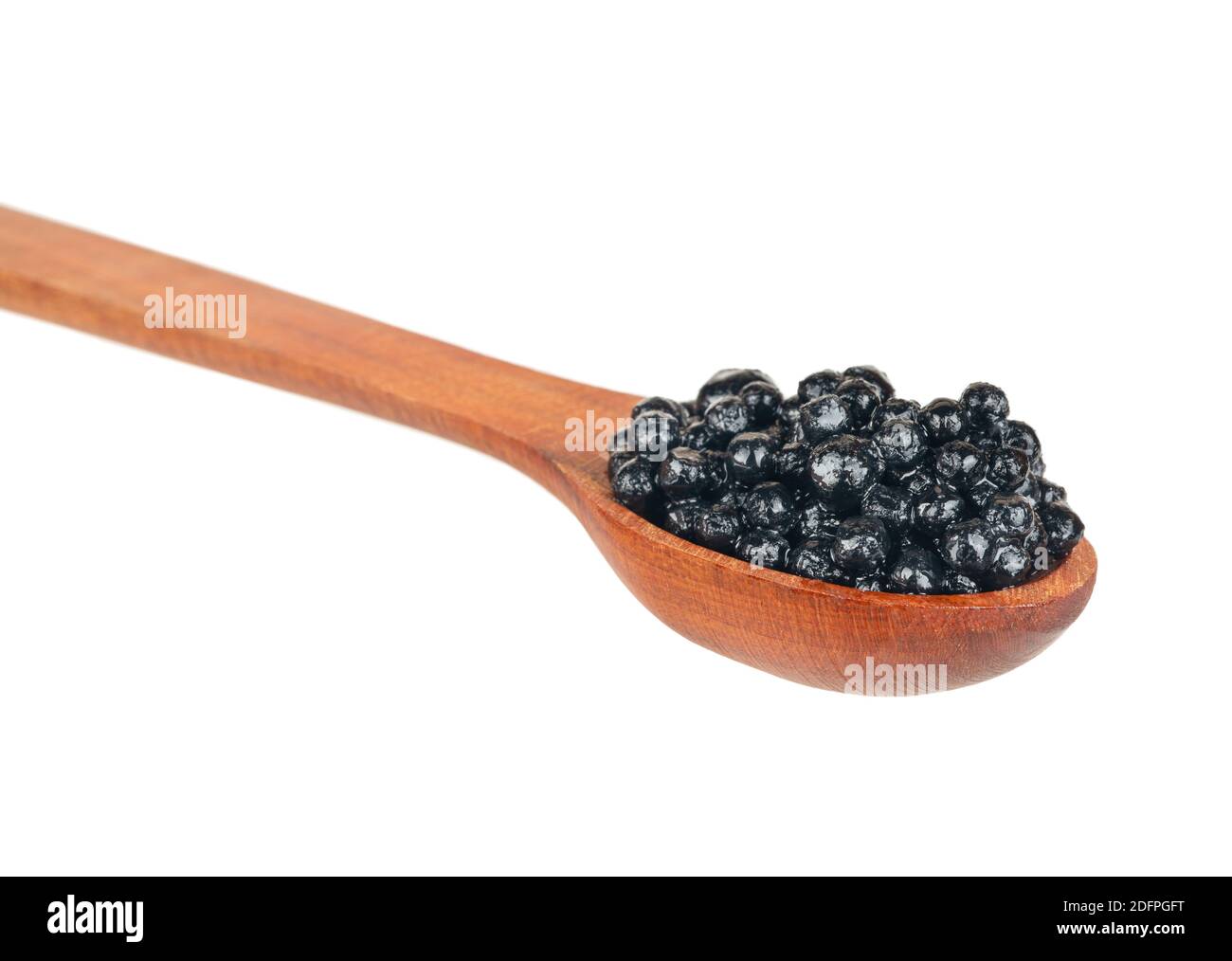 Caviar noir dans une cuillère en bois isolée sur un blanc gros plan Banque D'Images