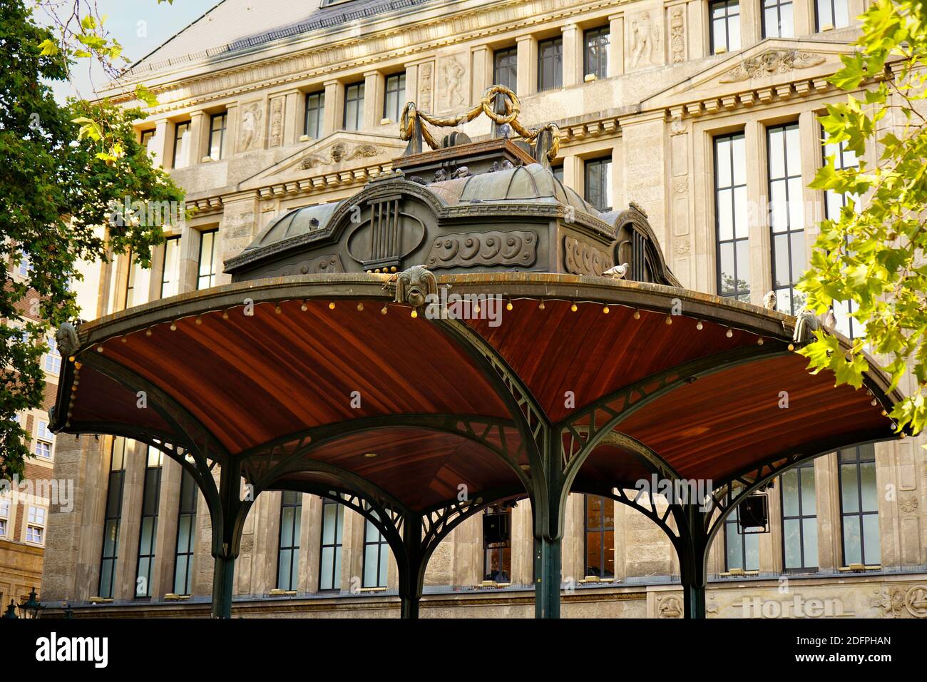 Le soi-disant pavillon Musikpavillon / musique en face de l'ancien bâtiment de l'ancien grand magasin Carsch-Haus dans le centre de Düsseldorf. Banque D'Images