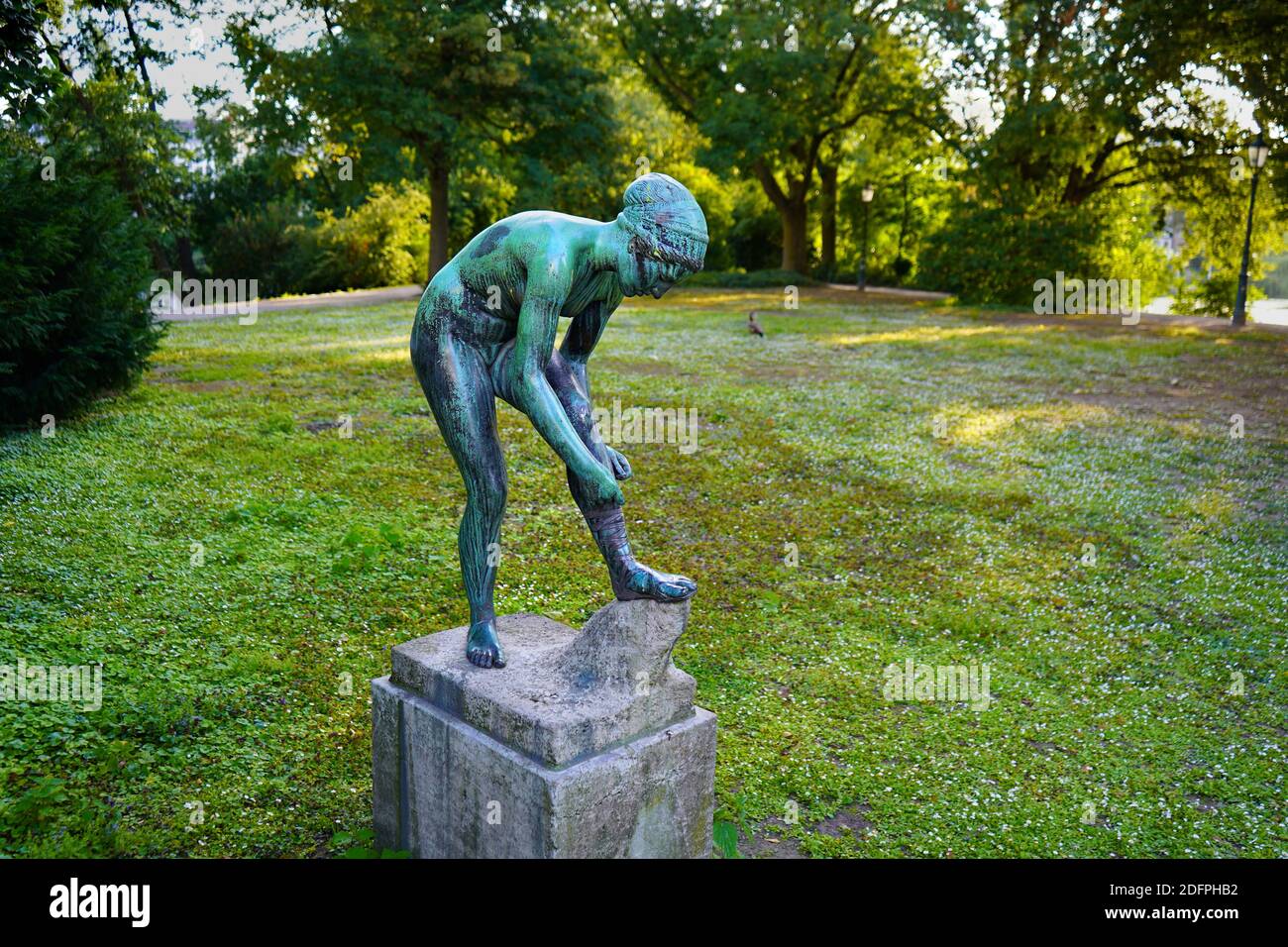 'Sandalenbinderin' (en anglais : fille qui noue son santal), une sculpture en bronze féminine du sculpteur August Kraus. Banque D'Images