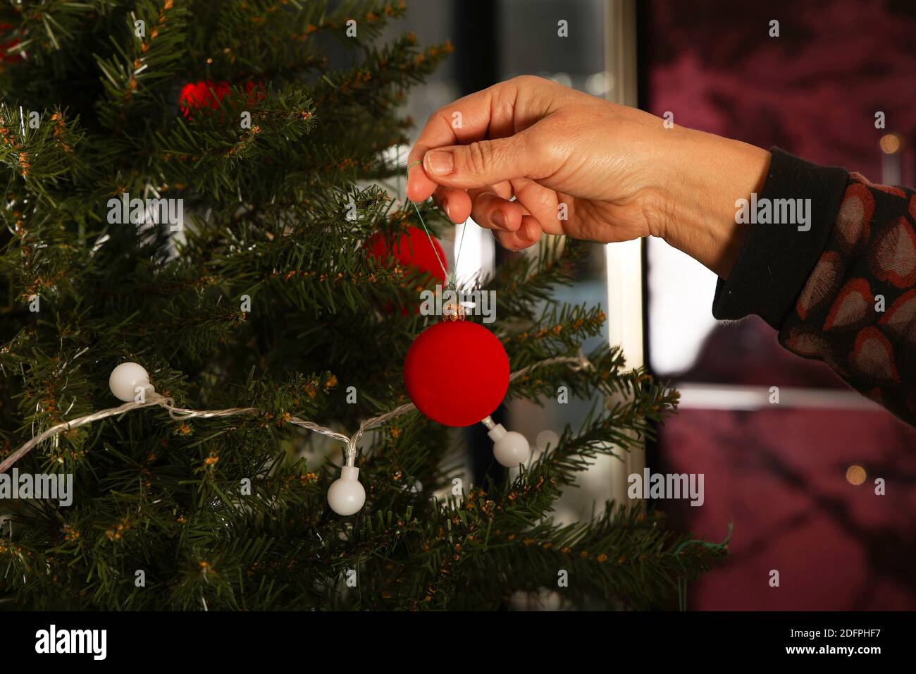 De belles boules rouges sont accrochées sur l'arbre de Noël Banque D'Images