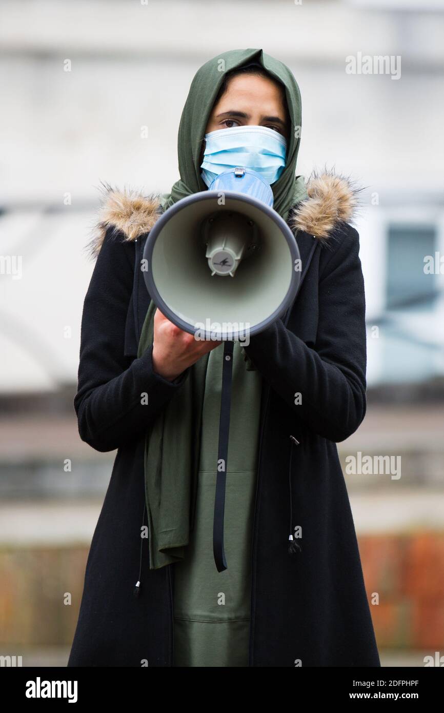 Bristol, Royaume-Uni. 6 décembre 2020. Khadija Meghrawi s’adresse aux manifestants avant de traverser le centre-ville de Bristol pour exiger une plus grande protection des musulmans. Ils ont condamné les actions du gouvernement français envers les musulmans et ont souligné le cas de Shukri Abdi qui s'est noyé près de Manchester, qu'ils ne croient pas être un accident. Nouvelles en direct de Redorbital/Alamy Banque D'Images