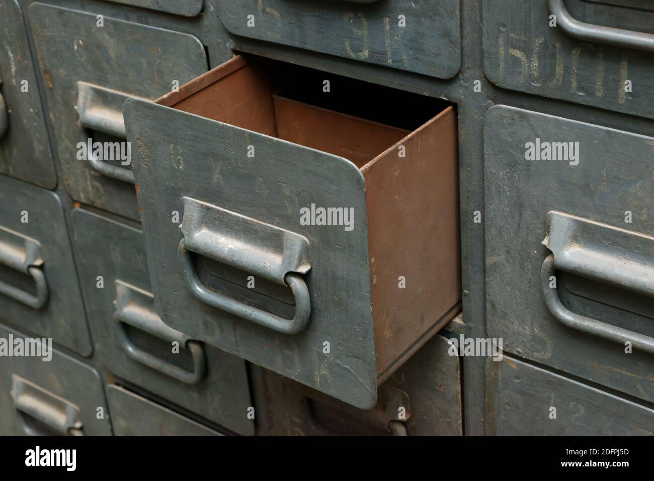 Arrière-plans et textures : ancien coffret en métal gris avec tiroirs, un tiroir ouvert, vue de face, gros plan Banque D'Images