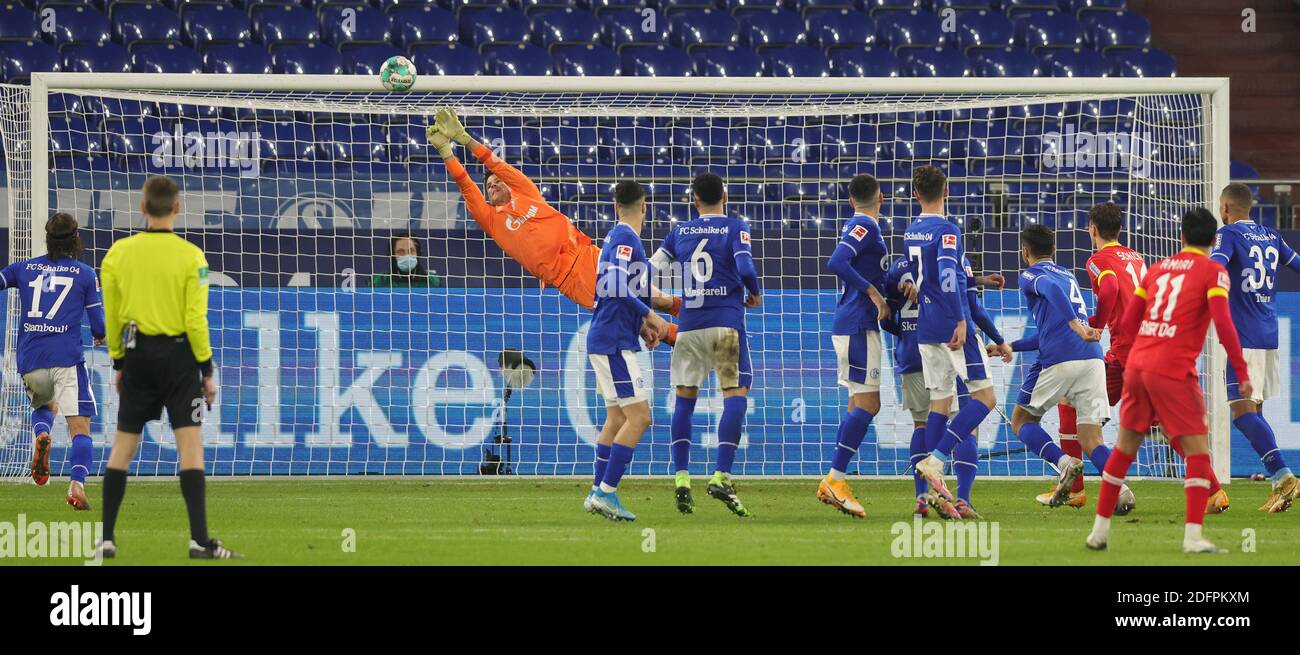 Gelsenkirchen, Allemagne. 06th Dec, 2020. Firo: 06.12.2020 Soccer: Soccer: 1er Bundesliga, saison 2020/21 FC Schalke 04 - Bayer 04 Leverkusen Michael Langer, Parade crédit: Ralf Ibing/firo/pool | usage dans le monde entier/dpa/Alay Live News Banque D'Images