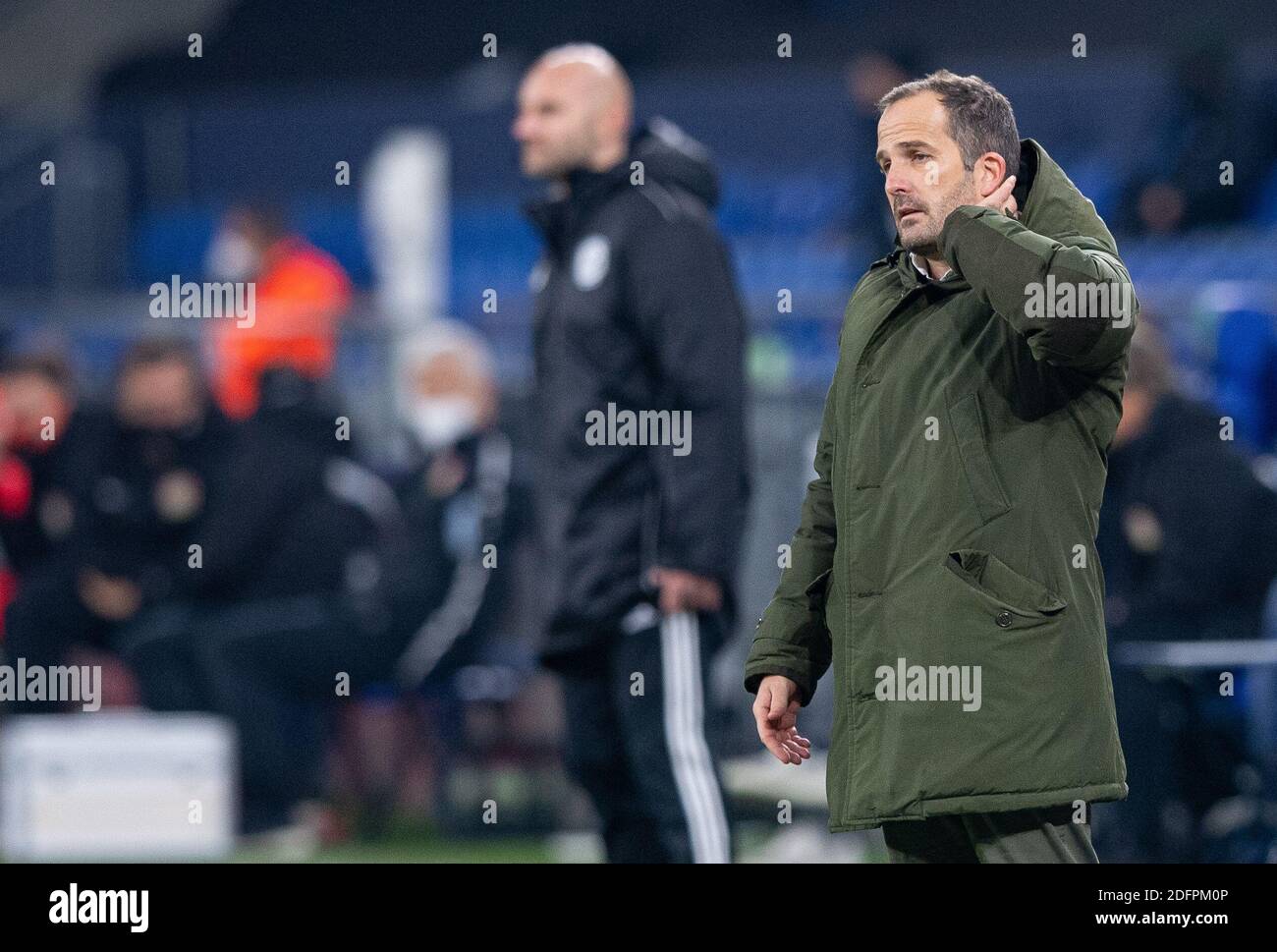 Gelsenkirchen, Allemagne. 06e décembre 2020. Football: Bundesliga, FC Schalke 04 - Bayer Leverkusen, 10ème jour de match à la Veltins Arena. L'entraîneur de Schalke Manuel Baum se tient sur la touche et saisit sa tête. Crédit: Guido Kirchner/dpa - NOTE IMPORTANTE: Conformément aux règlements de la DFL Deutsche Fußball Liga et de la DFB Deutscher Fußball-Bund, il est interdit d'exploiter ou d'exploiter dans le stade et/ou à partir du jeu pris des photos sous forme d'images de séquences et/ou de séries de photos de type vidéo./dpa/Alay Live News Banque D'Images