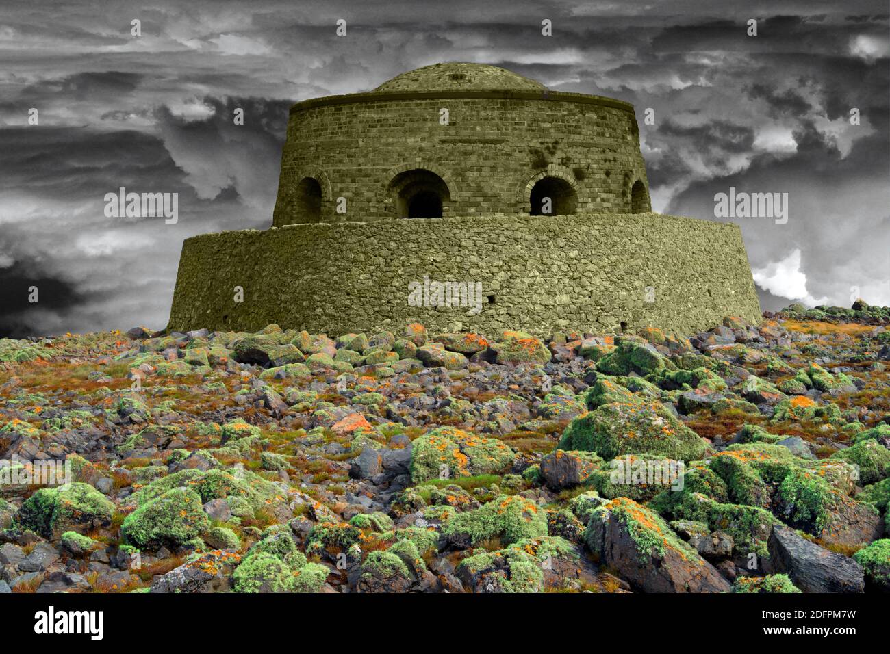 Voici une image fantastique d'une tour de guet extraterrestre sur une planète étrange. Banque D'Images