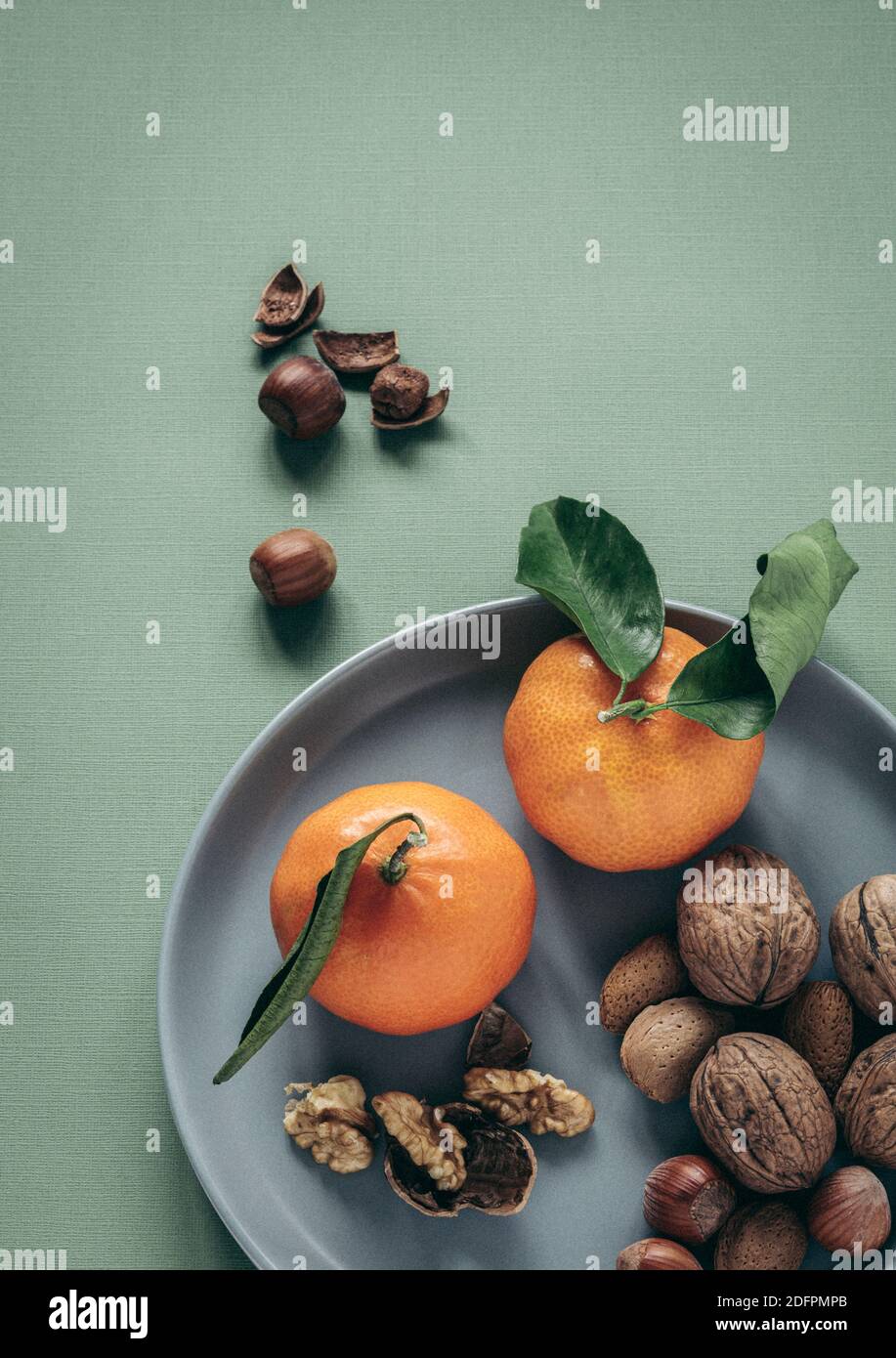 Peelers faciles, Clementine's et noix mélangées Banque D'Images