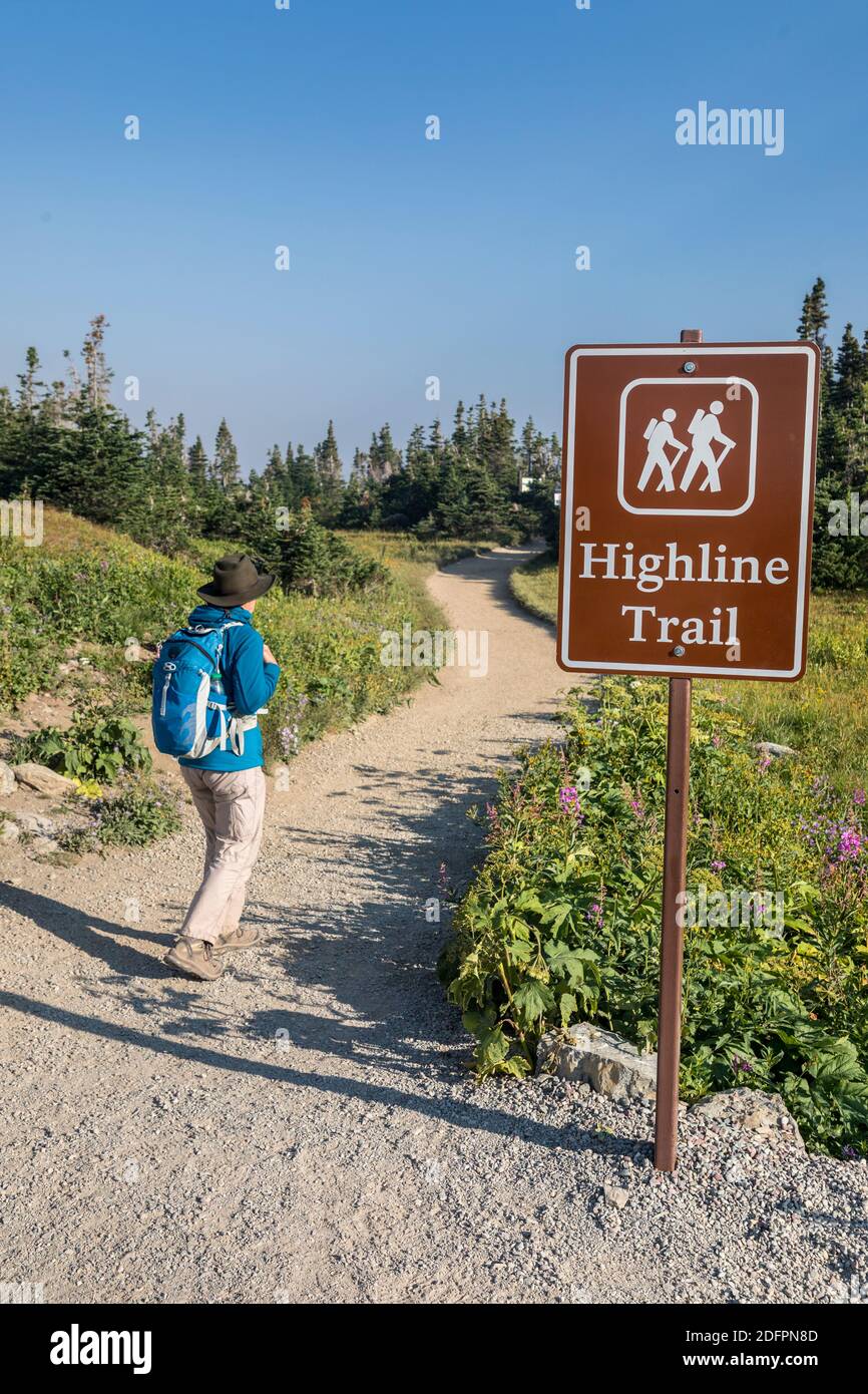 Backpacker qui se trouve sur la piste Highline à Logan Pass, parc national des Glaciers, Montana, États-Unis Banque D'Images