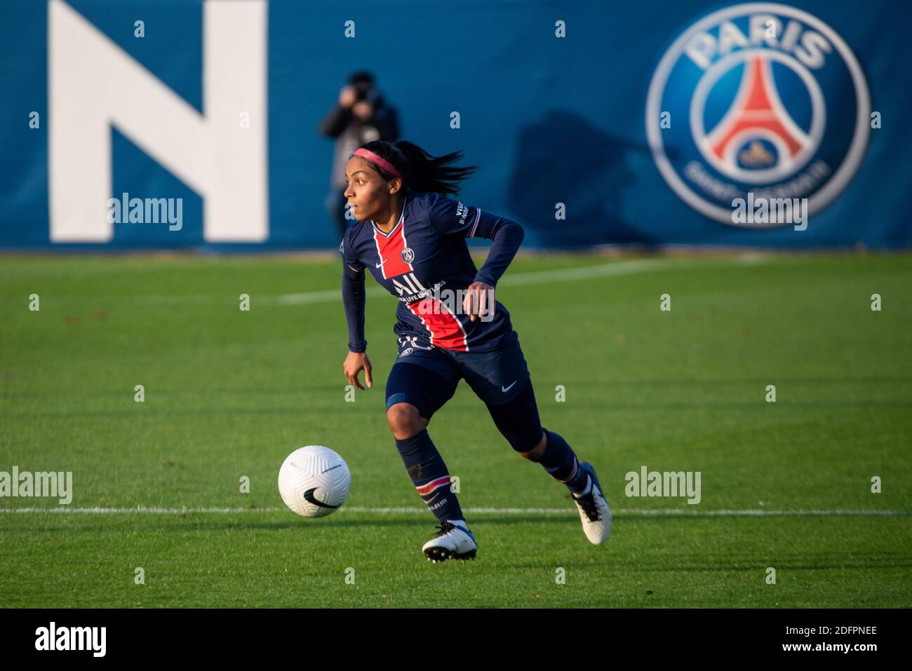 Perle Morroni de Paris Saint Germain contrôle le ballon lors du 039 championnat de France féminin D1 Arkema du championnat de football de Paris Saint-Germain au FC de Paris le 6 décembre 2020 au stade Georges Lefevre de Saint-Germain-en-Laye, France - photo Melanie Laurent / A2M Sport Consulting / DPPI / LM Banque D'Images