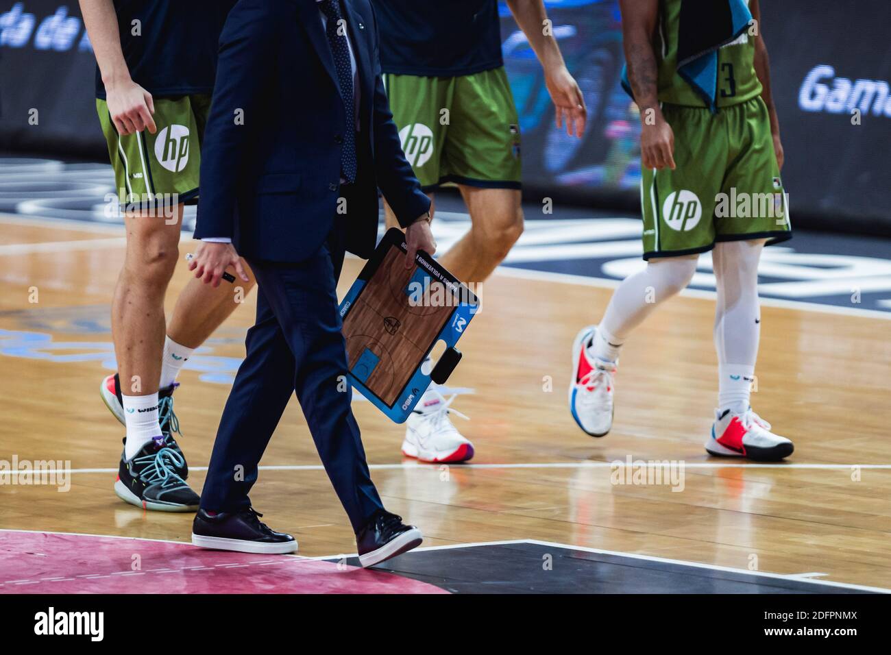 Bilbao, pays basque, ESPAGNE. 6 décembre 2020. Estudiantes deuxième entraîneur JORGE FRANCO avec le conseil pendant le match de la Ligue ACB, entre Bilbao basket et Movistar Estudiantes à Miribilla Bilbao Arena. Crédit : EDU Del Fresno/ZUMA Wire/Alamy Live News Banque D'Images