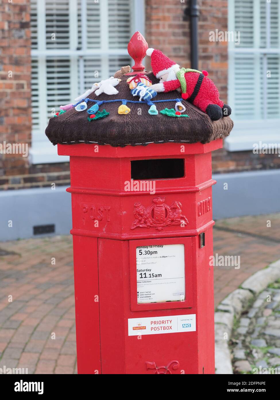 Faversham, Kent, Royaume-Uni. 6 décembre 2020. Des hauts tricotés pour boîtes aux lettres sont apparus à Faversham, dans le Kent, et ont été créés par des membres de l'Institut local des femmes. Crédit : James Bell/Alay Live News Banque D'Images