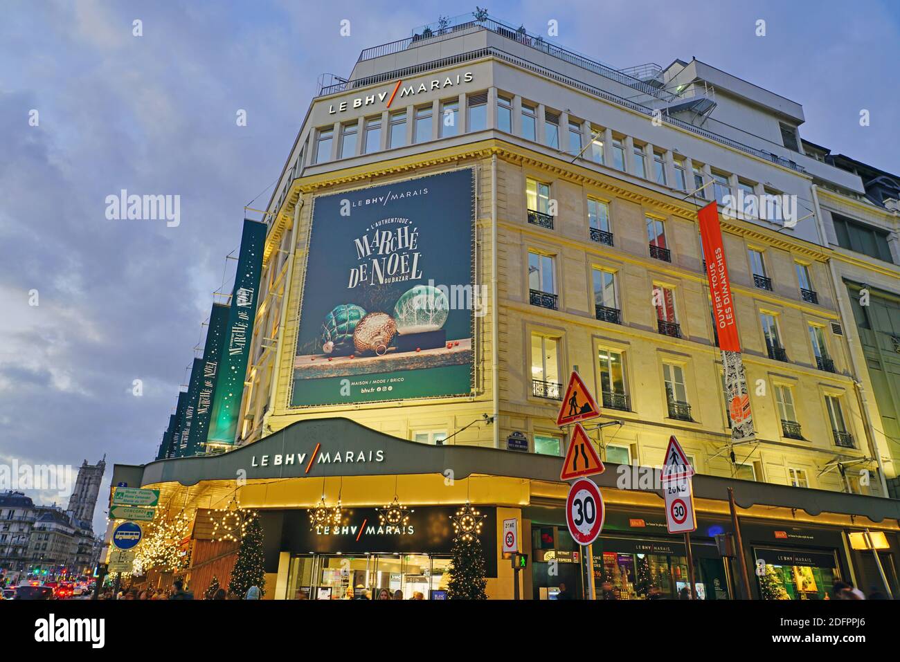 PARIS, FRANCE -24 DEC 2019- vue de nuit du monument Bazar de l Hôtel de ville (BHV) Grand magasin du Marais sur la rue de Rivoli à Paris, France. Banque D'Images