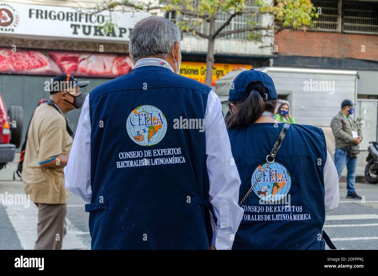 Caracas, capitale de Distrito, Venezuela. 6 décembre 2020. Observateurs internationaux, du Conseil d'experts électoraux d'Amérique latine. Liceo Andres Bello, l'un des centres de vote avec le plus grand nombre d'électeurs. Les centres de vote, avec une participation limitée, sont la principale caractéristique des élections parlementaires du gouvernement de Nicolas Maduro, où la plupart des principaux partis d'opposition ne participent pas. Credit: Jimmy Villalta/ZUMA Wire/Alay Live News Banque D'Images