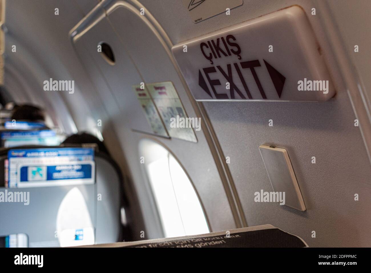 Panneau de porte de sortie de secours dans un avion. Banque D'Images