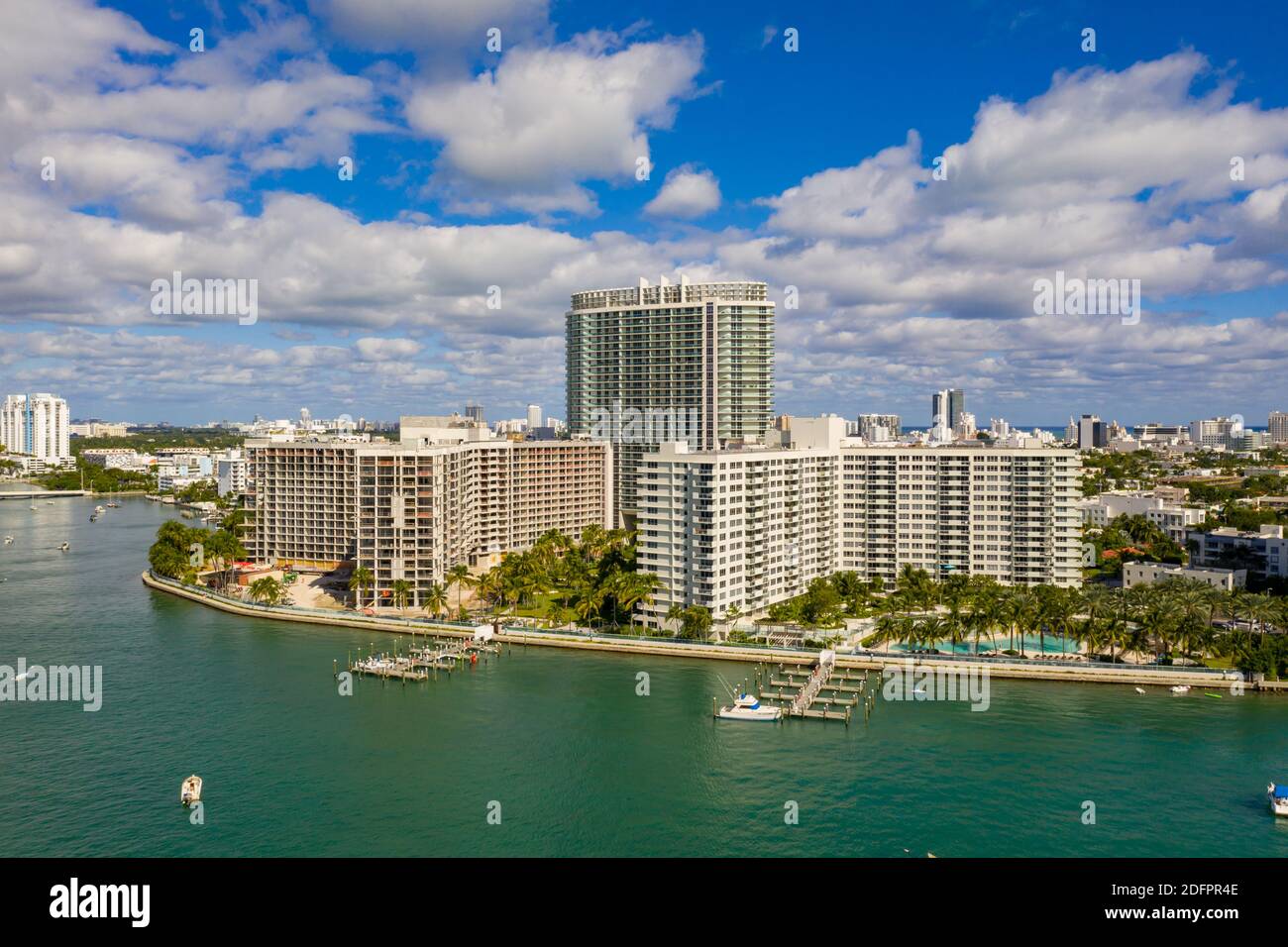 Condominiums au bord de l'eau à Miami Beach FL Banque D'Images