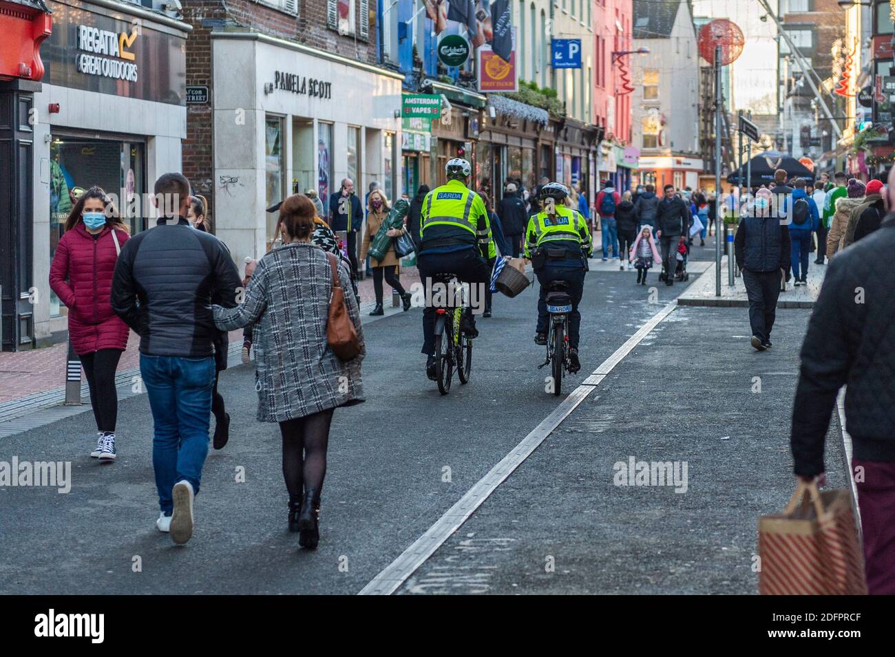 Cork, Irlande. 5 décembre 2020. Des membres d'une patrouille de Garda Siochana, Oliver Plunkett Street, dans la ville de Cork, lors d'une journée de shopping très chargée dans la ville de Cork. Crédit : AG News/Alay Live News Banque D'Images
