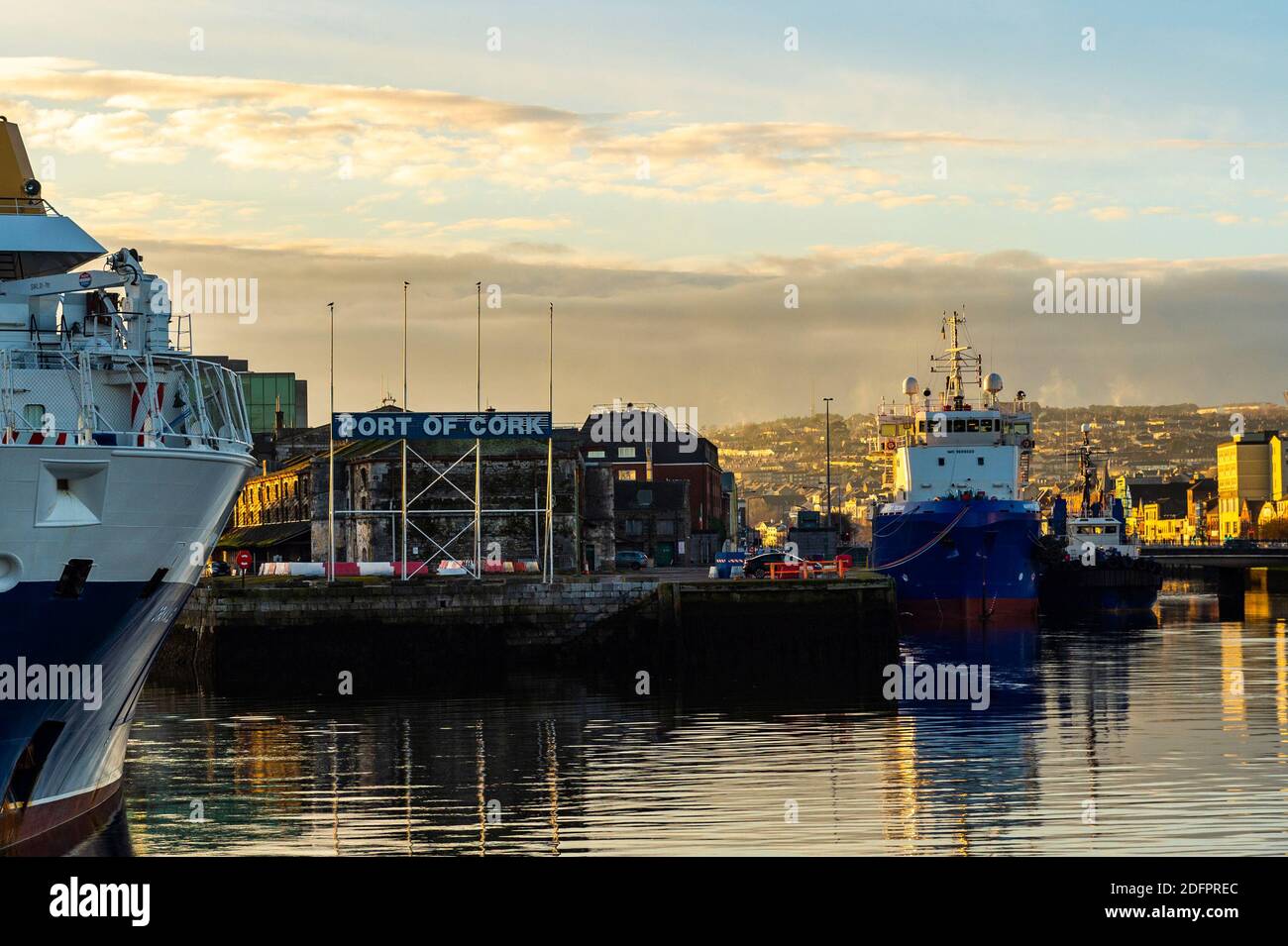 Cork, Irlande. 6 décembre 2020. Le soleil commence à se coucher sur le port de Cork dans la ville de Cork après une journée de soleil d'hiver. Crédit : AG News/Alay Live News Banque D'Images