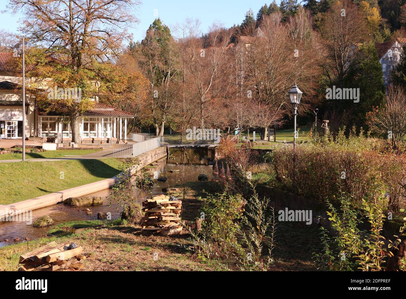 Ruhe und Idylle im Kurpark von Bad Herrenalb im Schwarzwald Banque D'Images