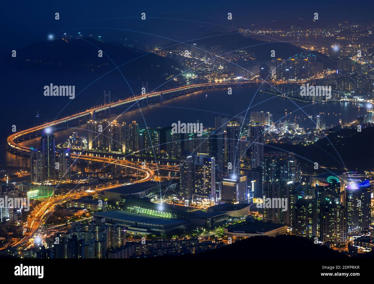 Villes intelligentes et lignes de correspondance. Paysage urbain de Busan, Corée du Sud, la nuit. Technologie, connexion réseau, information et concept de ville intelligente. Banque D'Images