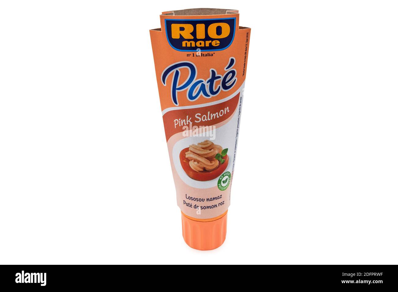 PULA, CROATIE - 6 DÉCEMBRE 2020: Tube de Rio Mare marque pate de saumon rose. Rio Mare est fabriqué par Bolton Group, le leader européen du tun en conserve Banque D'Images